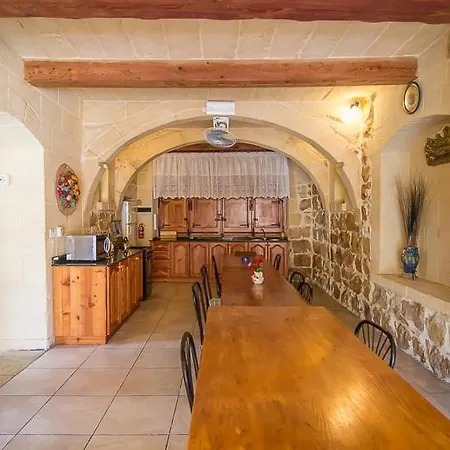 Nyaraló 4 Bedroom With Large Private Pool Żebbuġ