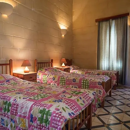 4 Bedroom With Large Private Pool Żebbuġ