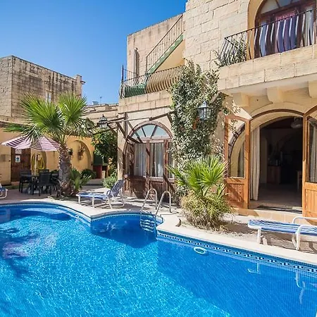 Nyaraló 4 Bedroom With Large Private Pool Żebbuġ