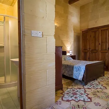 4 Bedroom With Large Private Pool Żebbuġ