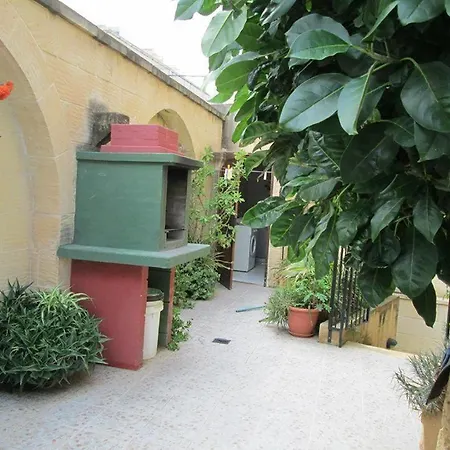 4 Bedroom With Large Private Pool Żebbuġ